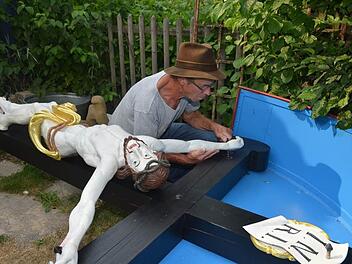 In vielen Stunden filigraner Arbeit ist es Bildhauer Manfred Fössel gelungen, das wertvolle Wegekreuz wieder herzustellen. Auch der blaue Baldachin musste neu gerichtet und mit Farbe bemalt werden. Foto: K.- H. Hofmann