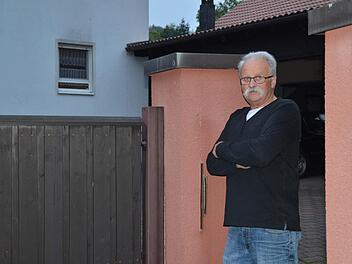 Glücklich ist Robert Krug nicht. Zwar konnte der Anwohner erreichen, dass die Gemeinde das Hochwasserproblem am Mühlbach löst. Jedoch wird sein kürzlich neu gestalteter Hof bei den Bauarbeiten teilweise abgerissen, später auf Gemeindekosten aber wiederaufgebaut. Foto: Kathrin Kupka-Hahn