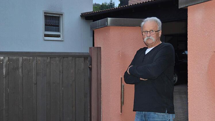 Glücklich ist Robert Krug nicht. Zwar konnte der Anwohner erreichen, dass die Gemeinde das Hochwasserproblem am Mühlbach löst. Jedoch wird sein kürzlich neu gestalteter Hof bei den Bauarbeiten teilweise abgerissen, später auf Gemeindekosten aber wiederaufgebaut. Foto: Kathrin Kupka-Hahn