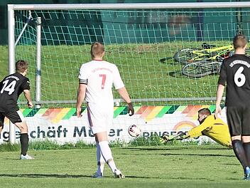 FC Herzogenaurach - SV Gößweinstein. Beim ersten Treffer von Marco Amling (nicht im Bild) war der Gößweinsteiner Torwart Andreas Stenglein machtlos.  Foto: Baumann