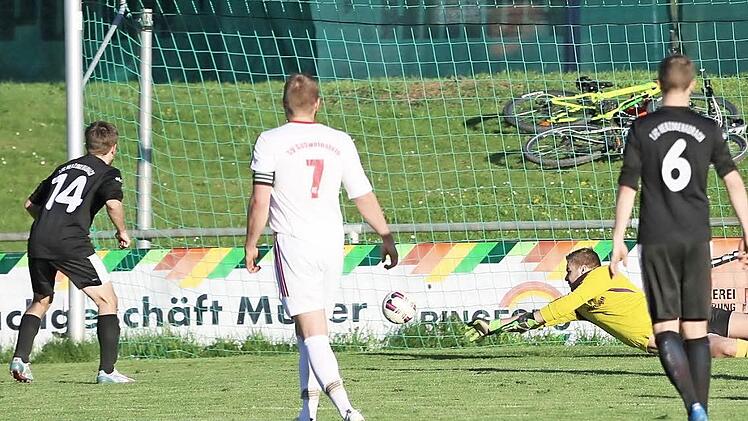 FC Herzogenaurach - SV Gößweinstein. Beim ersten Treffer von Marco Amling (nicht im Bild) war der Gößweinsteiner Torwart Andreas Stenglein machtlos.  Foto: Baumann