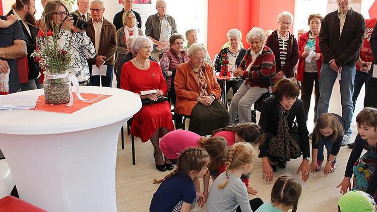 Schon bei der Einweihung begegneten sich die Generationen: Der Kindergarten Sankt Johannes gestaltete die Feier mit Spiel und Gesang. Foto: See