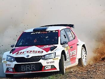 Einen souver&auml;ner Gesamtsieg fuhr das Duo f&uuml;r Dinkel/F&uuml;rst bei der ADAC-Drei-St&auml;dte-Rallye in Straubing ein. Foto: Sascha D&ouml;rrenb&auml;cher