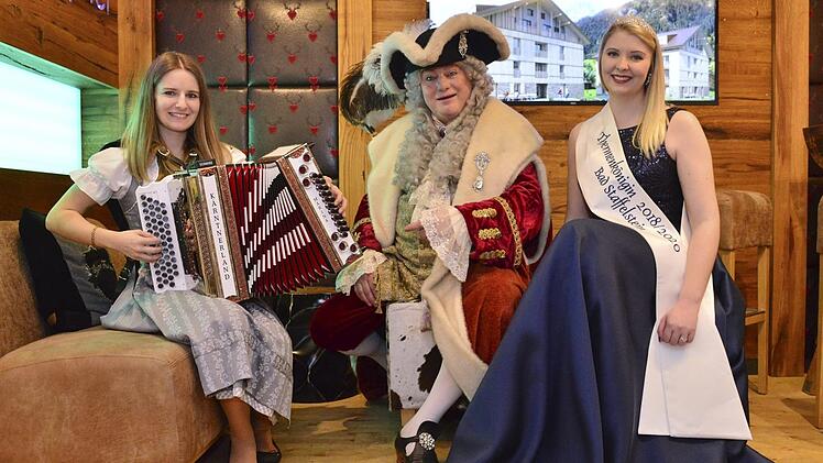 August der Starke, der sächsische Kurfürst, hält hier zusammen mit  Thermenkönigin Michelle I. gemeinsame Audienz bei einer Toursimusmesse in Dresden. Foto: p