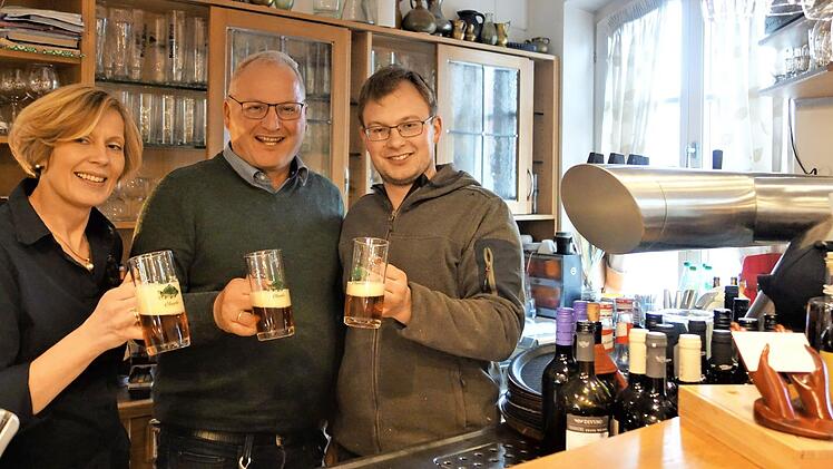 Angestoßen wird mit "Hofbräu Oberle": Ulrike, Christoph und Peter Oberle (v. l.)