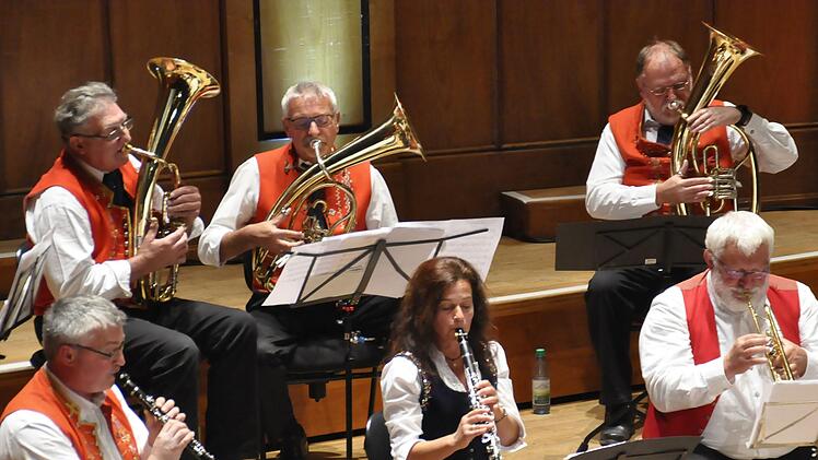 Die Schrolla Musikanten interpretierten Volksmusik, auf die bei Kirchweihen in Franken gerne getanzt wird.