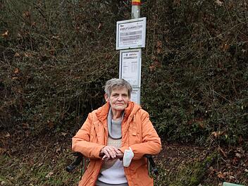 Die Bad Kissingerin Gisela Hahlen (80) steht an der Bushaltestelle "Winkels-Hochhaus".Foto: Charlotte Wittnebel-Schmitz