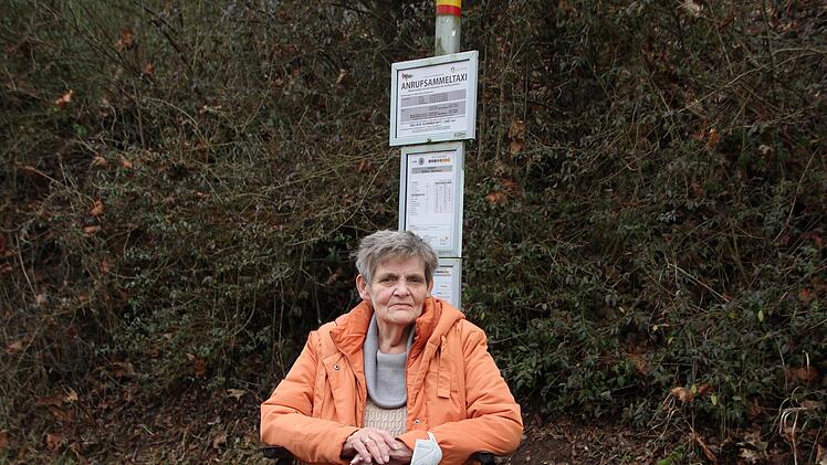 Die Bad Kissingerin Gisela Hahlen (80) steht an der Bushaltestelle "Winkels-Hochhaus".Foto: Charlotte Wittnebel-Schmitz