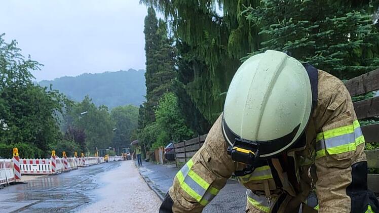 Starkregen in Hersbrucker Schweiz hält Feuerwehren auf Trab - Straßen überflutet