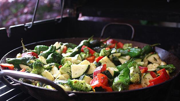 Statt aufs Abendessen zu verzichten, ist eine leichte Mahlzeit oft die gesündere Entscheidung.