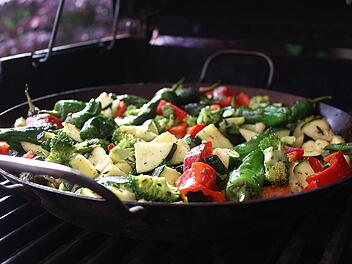 Statt aufs Abendessen zu verzichten, ist eine leichte Mahlzeit oft die gesündere Entscheidung.