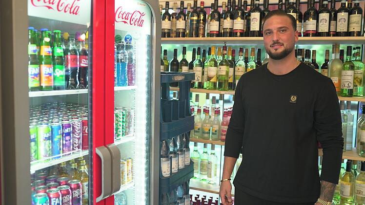 Er packt mit an: Emre (26) arbeitet nebenberuflich im Späti seines Bruders.