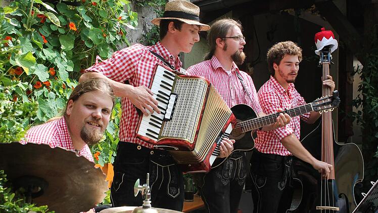 Die Band "Fuchsdeifelswild" mit (von links) Florian Fischer, Jens Jahreis, Julian Kießling und Simon Weisheit. Foto: privat