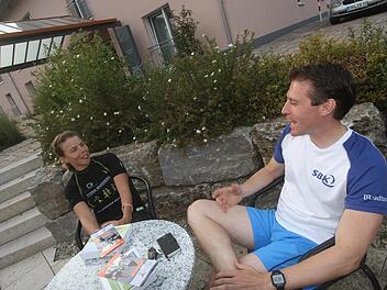 Angela Kühnlein und Jonas Nienaber wissen, dass zur Motivation auch die Ruhephase gehört. Also nach einem langen Lauf kann man auch mal durchschnaufen.  Foto: Michael Busch