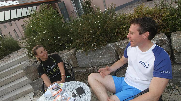 Angela Kühnlein und Jonas Nienaber wissen, dass zur Motivation auch die Ruhephase gehört. Also nach einem langen Lauf kann man auch mal durchschnaufen.  Foto: Michael Busch