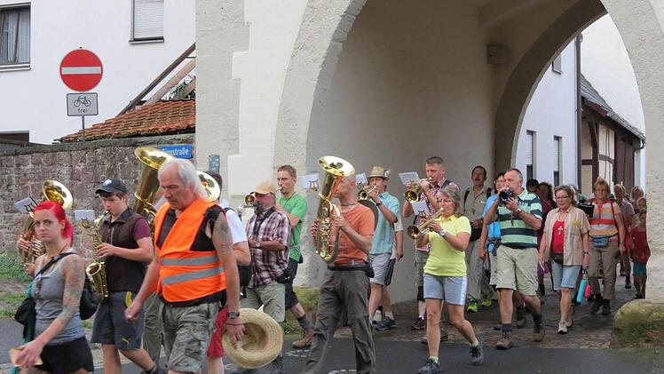 Durchzug durch das Torhaus am Aufbruchstag in Euerdorf. Foto: Doris Bauer