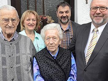 90. Geburtstag feierte Max Heider (links). Mit im Bild (nach rechts) Tochter Gisela Förtsch, Ehefrau Barbara, Schwiegersohn Franz Förtsch und Bürgermeister Egon Herrmann  Foto: Karl-Heinz Hofmann