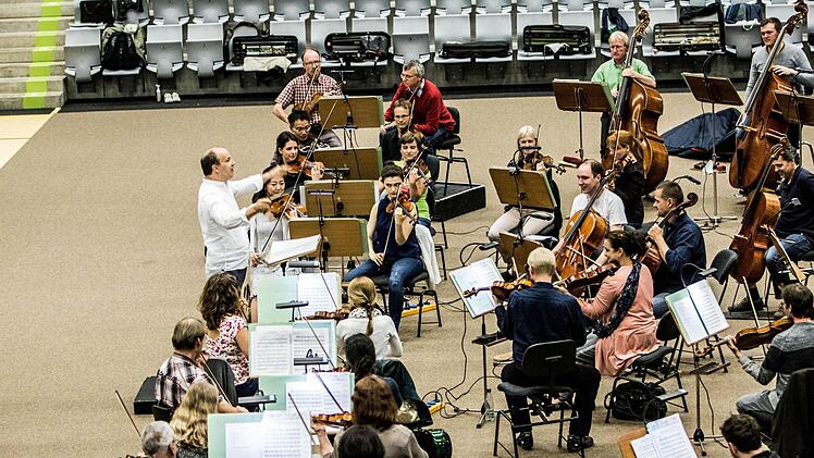 Impressionen von der Generalprobe für die Handball-Sinfonie in der HUK-Arena mit dem Philharmonischen Orchester Landestheater CoburgFoto: Jochen Berger