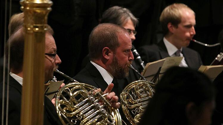 Ein beeindruckendes Konzert zum Totensonntag gestaltete der Coburger Bachchor unter Peter Stenglein in der Morizkirche. Den Instrumentalpart übernahm das Philharmonische Orchester des Landestheaters. Foto: Jochen Berger
