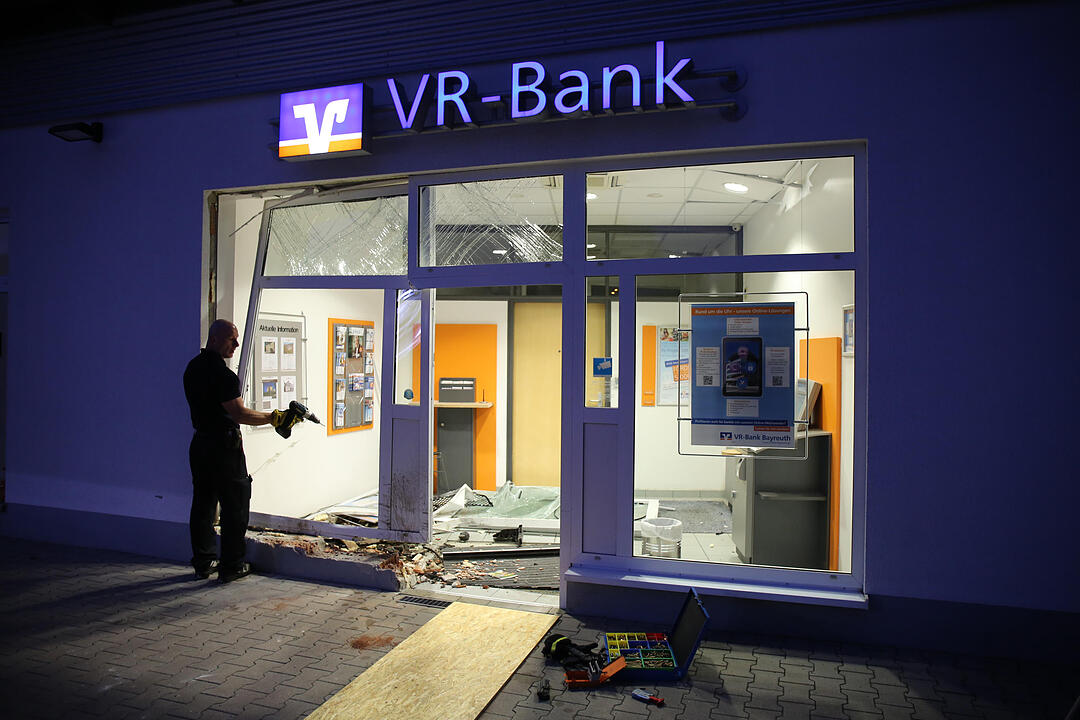 Unfall in Bayreuth: Auto kracht in Bank