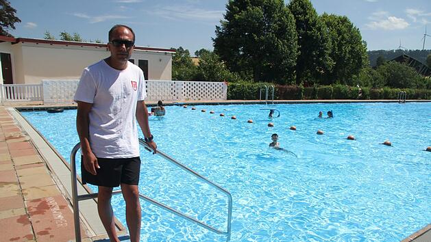 Davood Homayuni ist seit 20 Monaten in Deutschland. Dass er jetzt in seinem fr&uuml;heren Beruf als Bademeister arbeiten kann, ist f&uuml;r ihn ein echter Neuanfang.  Foto: Sonny Adam
