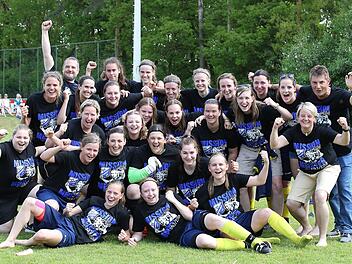 Die "Mission Meister" ist erfüllt. Nach dem 4:0-Heimerfolg gegen die SpVgg Erlangen und dem damit verbundenen Titelgewinn in der Landesliga Nord ließen die Fußballerinnen des SV Frensdorf ihrer Freude freien Lauf. Foto: sportpress