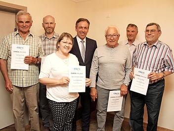 Von links: Herbert Fink, Georg Mayer, Ute-Christine Geiler, Alexander Tritthart, Georg Maier, Georg Trescher und Georg Seitz Foto: Sänger