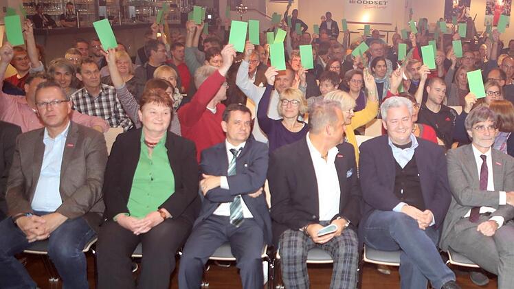 Auch auf der Podiumsdiskussion am gestrigen Abend in der Brose-Arena zeigten etwas mehr der Besucher an, für den Vorschlag der Bürgerinitiative stimmen zu wollen. Foto: Barbara Herbst
