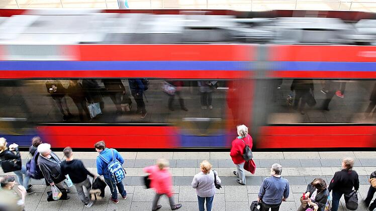 Für einen entspannten Einkaufsbummel im Advent dürfen Fürtherinnen und Fürther an Samstagen kostenlos Bahn und Bus fahren. Foto: Jan Woitas/dpa