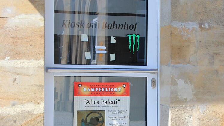 Dieses Plakat hängt an der Tür des Kiosks.