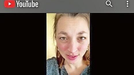 Aline Joers hat am Pandemie Poesie Projekt des Bamberger Nana Theaters teilgenommen.  Screenshot: YouTube/Arnd Rühlmann