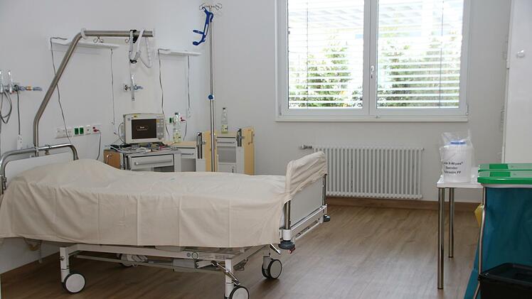 Viele Betten auf den allgemeinen Krankenhausstationen bleiben leer, weil das Personal sich vorrangig um Covid-19-Patienten und Notfälle kümmern muss.