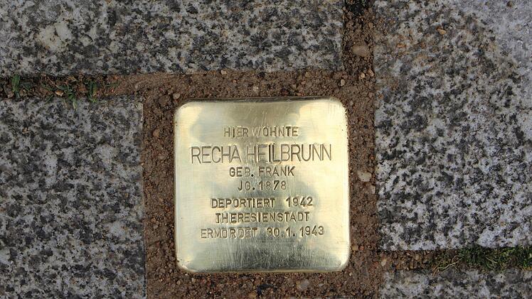 Ein Stolperstein für Recha Heilbrunn in der Ludwigstraße. Foto: Julia Raab
