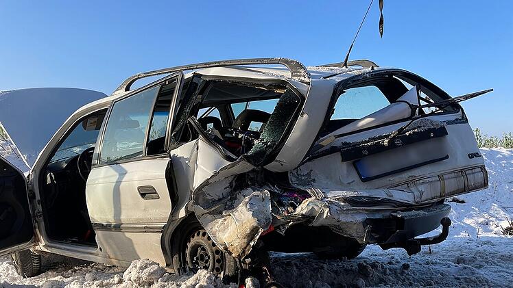 B2 bei Heroldsberg: Zwei schwere Verkehrsunfälle führen zu Sperrungen - Rettungshubschrauber im Einsatz