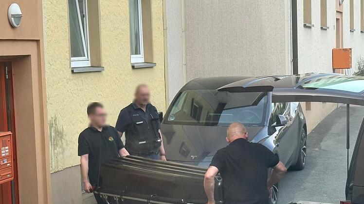 Konradsreuth: Polizei findet Toten (31) in Wohnung - Frau festgenommen