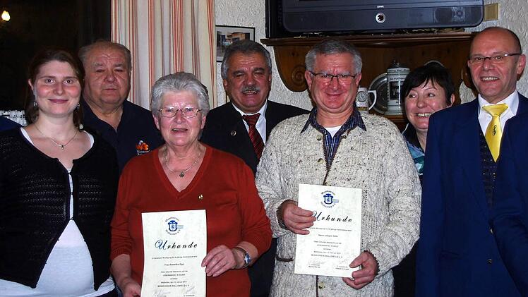 Ehrungen gab es beim Musikverein Wallenfels. Das Bild zeigt (von links): Zweite Vorsitzende Stefanie Stöcker, Paul Haderdauer (40), Roswitha Eger (20), Bürgermeister Peter Hänel, Johann Götz (40), Schriftführerin Marion Lunk, Kassierer Harald Schneider.