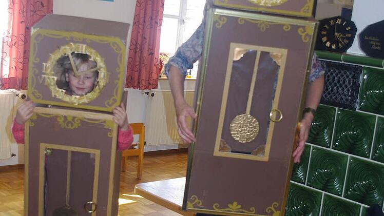 Amelie und die Kita-Leiterin Gertrud Schubert hießen die Museumsgäste als lebende Uhren willkommen.