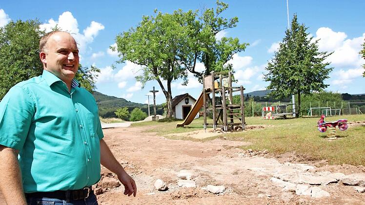 Zum Schluss wird das Gelände neben der Sportanlage hergerichtet. Daniel Wehner rechnet, dass es November werden kann.