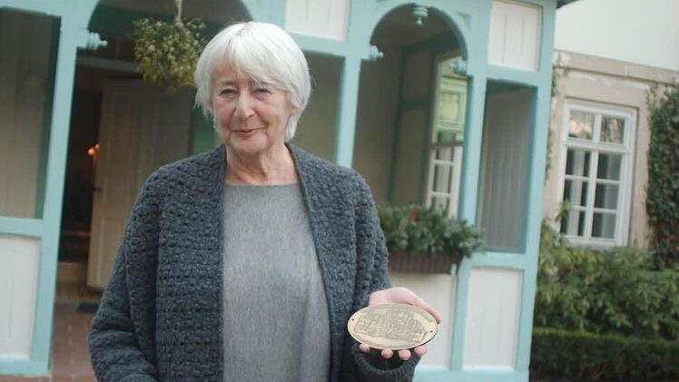 Christel Rückert mit der Plakette.