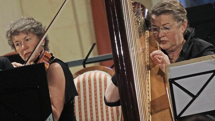Die Harfenistin Maria Graf (rechts). Foto: Angelika Silberbach