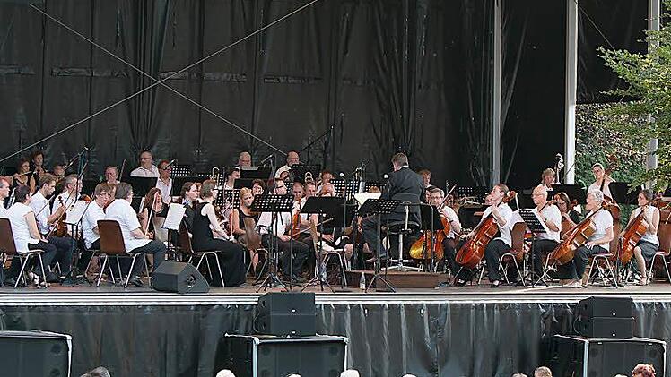 Impressionen vom Open-Air-Konzert mit dem Orchester der "Gesellschaft der Musikfreunde Neustadt".Foto: Albert Höchstädter