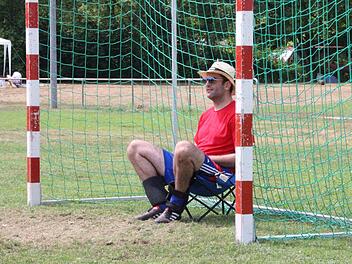 Christian vom deutsch-österreichischen Team "Canyon-Kacker" machte es sich im Handball-Tor mit einem Camping-Stuhl bequem. Foto: Daniel Ruppert