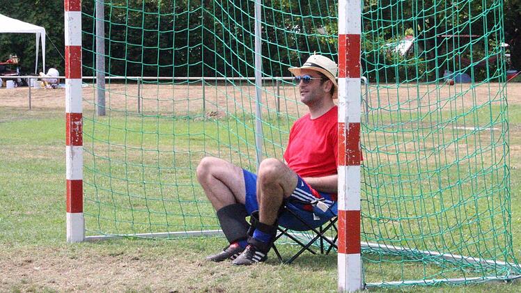 Christian vom deutsch-österreichischen Team "Canyon-Kacker" machte es sich im Handball-Tor mit einem Camping-Stuhl bequem. Foto: Daniel Ruppert