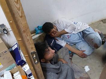 Nach dem Angriff: Zwei Mitarbeiter des teilweise zerstörten Krankenhauses der Organisation "Ärzte ohne Grenzen" im nordafghanischen Kundus lagen am Samstag auf dem Boden eines Raumes im intakten Teil des Krankenhauses. Foto: Ärzte ohne Grenzen