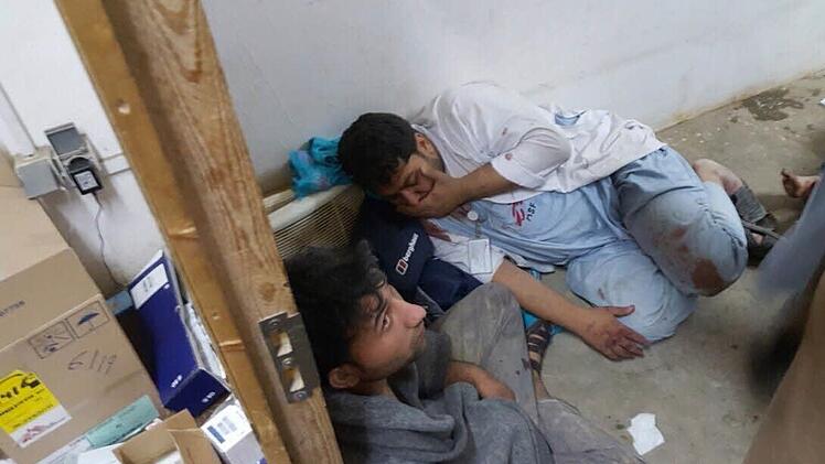 Nach dem Angriff: Zwei Mitarbeiter des teilweise zerstörten Krankenhauses der Organisation "Ärzte ohne Grenzen" im nordafghanischen Kundus lagen am Samstag auf dem Boden eines Raumes im intakten Teil des Krankenhauses. Foto: Ärzte ohne Grenzen