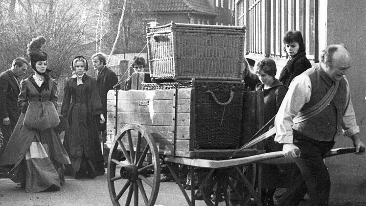 Georg Hartmann zieht einen Handwagen durch die Gymnasiumsgasse. Foto: CT-Archiv