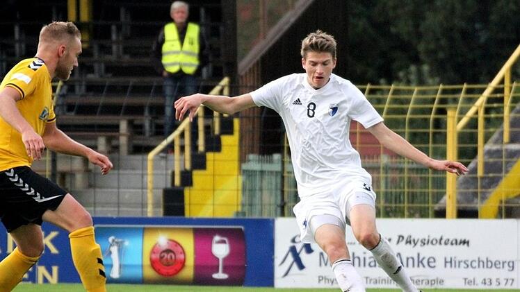 Steffen Müller (re.) wurde in Hof für den verletzten Kapitän Sebastian Schäferlein eingewechselt, traf prompt zum 2:3 und legte später den vierten Jahn-Treffer nach.  Foto: Thomas Nietner
