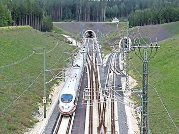 Nach Coburg bitte rechts abbiegen: Die Einschleifung von der ICE-Neubaustrecke nach Coburg zweigt hier am Höhnbergtunnel in den Füllbachtunnel ab (bei Weißenbrunn am Forst).  Foto: Claus Weber/Deutsche Bahn AG