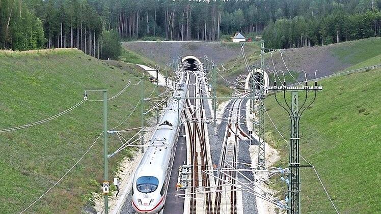Nach Coburg bitte rechts abbiegen: Die Einschleifung von der ICE-Neubaustrecke nach Coburg zweigt hier am Höhnbergtunnel in den Füllbachtunnel ab (bei Weißenbrunn am Forst).  Foto: Claus Weber/Deutsche Bahn AG