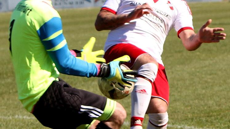 Der Wonfurter Keeper Markus Vollert (links) schnappt sich den Ball vor Limbachs Benjamin Betz und vereitelt die Torchance. Fotos: Günther Geiling